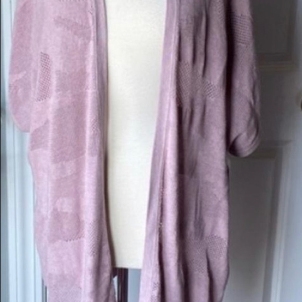 Lululemon- Mauve find your light wrap